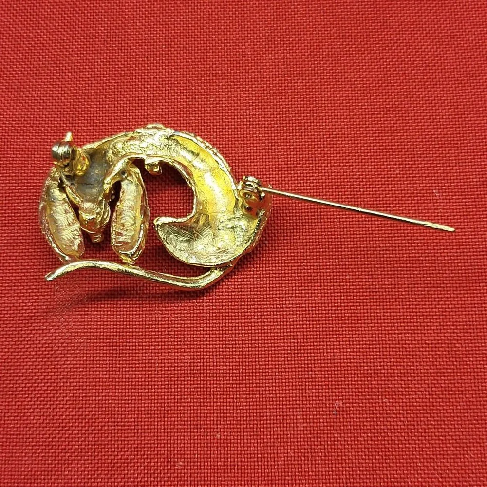 VTG Textured Gold Tone Dachshund Dog Red Rhinestone Eyes Pin Brooch